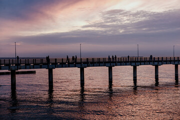 Obraz premium lilac sunset over the sea, promenade, pier