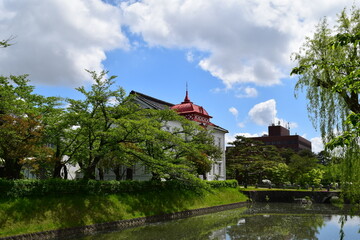 Fototapeta na wymiar 赤いドームの大宝館 ／ 山形県鶴岡市にある大宝館は、大正天皇の即位を記念して、大正４年(1915)に建てられた、赤いドームと白壁が特徴の、完成度の高い擬洋風建築です。開館当初は、物産陳列場、戦後は市立図書館として利用されていました。現在は、明治の文豪・高山樗牛や、日本のダ・ヴィンチといわれた松森胤保、昭和初期の日本の代表作家・横光利一など、鶴岡が生んだ先人たちの偉業を讃える資料を展示しています。