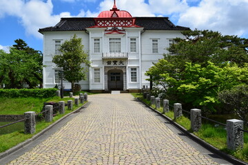 赤いドームの大宝館 ／...