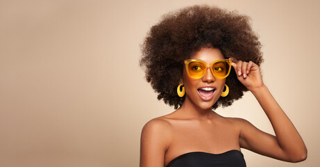 Beauty portrait of African American girl in sunglasses. Beautiful black woman. Cosmetics, makeup and fashion - obrazy, fototapety, plakaty