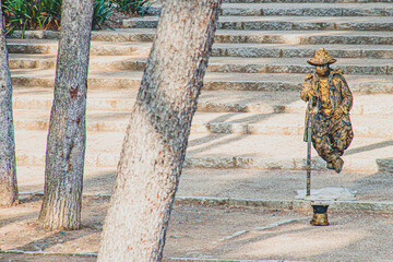 Artista callejero haciendo magia colores © Poolbaroo