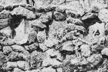 Muro de piedra y rocas blanco y negro 