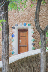 Edificio puerta Mosaico Gaudí arte colores Barcelona 