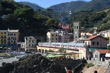Comune di Monterosso al Mare con vista sulla stazione ferroviaria e la torre campanaria