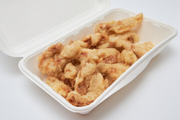 흰색배경에 종이 박스 속에 중국요리 탕수육 
