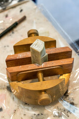 The seal and seal carving table in the hands of the calligraphy and seal carving artist
