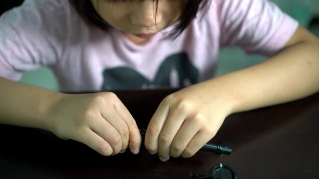 Little girl assemble Karabiner 98k Bolt-action rifle fun toy