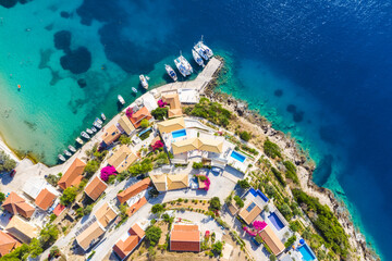 Assos malerisches Fischerdorf von oben, Kefalonia, Griechenland. Drohnenansicht aus der Luft. Segelboote vor Anker in der türkisfarbenen Bucht