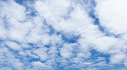 Obraz premium The blue sky with white clouds filled the sky on a hot day.