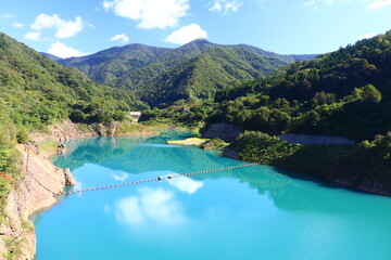奥四万湖。四万ブルーと呼ばれる四万川の水を湛える美しい湖。