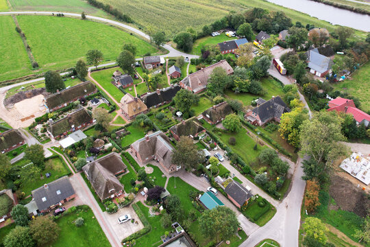 Warft Siedlung in Nordfriesland - Siedlungsh&uuml;gel als Schutz gegen Sturmfluten