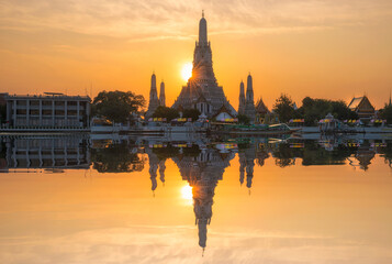 Obraz premium Wat Arun Buddhist Temple at sunset on The Chao Phraya River in bangkok Thailand. Wat Arun is The best of tourism Thailand landmarks.