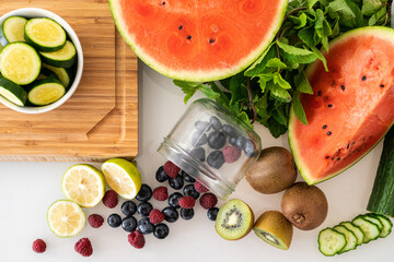 fruits et légumes  sur fond blanc