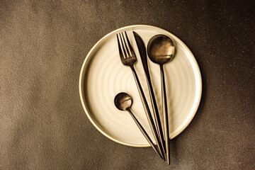 Minimalistic table setting in white and black