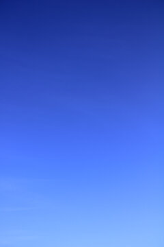 Cielo despejado azul degaradado, con algunos cirros muy ligeros.