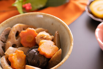 お節料理の一つ煮しめ（筑前煮）のクローズアップ