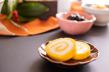 お正月を祝うおせち料理の一品、錦玉子のクローズアップ