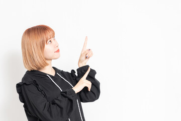 指でポイントを示す若い女性