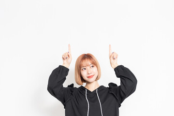 指でポイントを示す若い女性