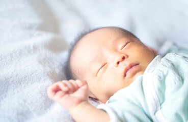 生後2週間の赤ちゃんの寝顔