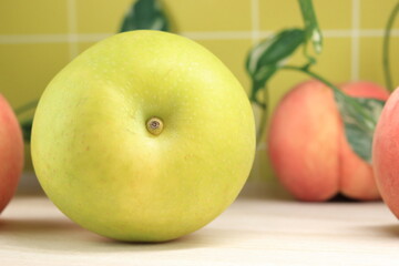 秋の味覚 20世紀梨のアップと白桃