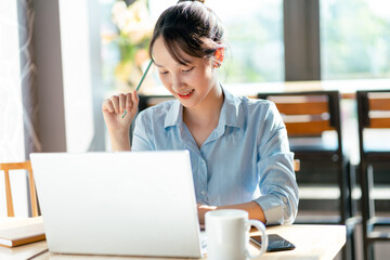 Portrait of Asian businesswoman working in a cafe