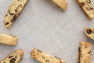俯瞰のランダムのビスコッティのフレームとグレーの麻布の背景