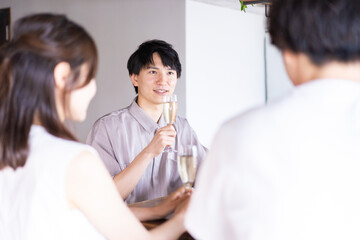 バーでお酒を飲む若者