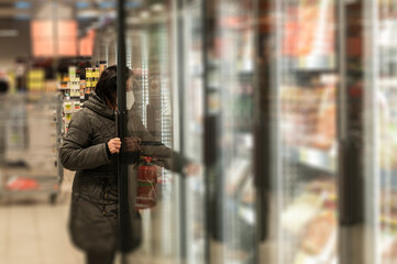 Ein Frau mit Maske in Coronazeiten beim einkaufen