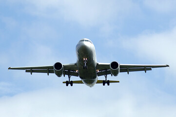 Passagierjet im Landeanflug, Fahrwerk ausgefahren