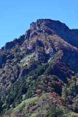 Fototapeta na wymiar 西日本最高峰の四国の霊山「石鎚山」の秋