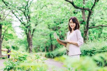 Naklejka premium 外でパソコンを使う若いビジネスウーマン