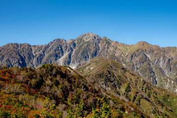 秋深まる山と秋の空