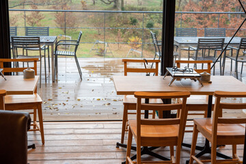 雨の日のレストラン ダイニングテーブルとチェア