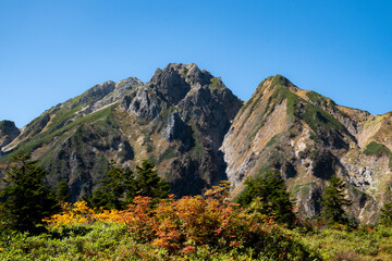 青空と雄々しい山体