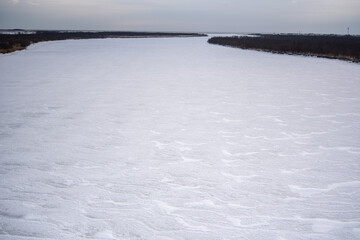 氷で覆われた幅の広い川