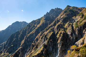 岩肌が美しい山