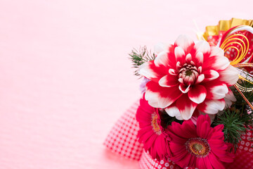 赤いダリアの正月飾り　花の年賀状　和風フラワーアレンジメント