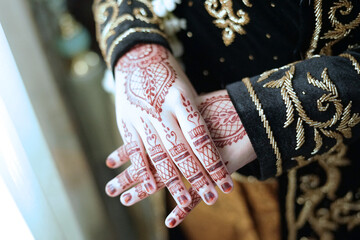 Bride henna carved beautiful and unique at bride's hand