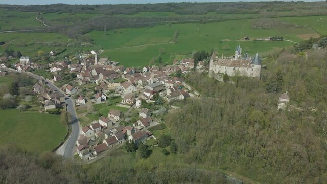 Chateau de Rochepot et le village, Bourgogne, France