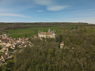 Fototapeta na wymiar Chateau de Rochepot et le village, Bourgogne, France