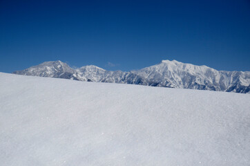 Obraz premium 雪原と山