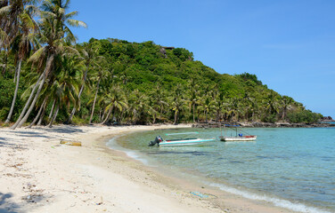 Fototapeta na wymiar Beautiful blue sea on Phu Quoc Island, Vietnam