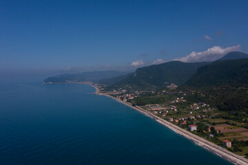 Obraz premium seaside town aerial shot meeting of blue and green black sea, cide, kastamonu, turkey