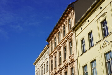 Fototapeta na wymiar Straßenzug mit alten Häusern in Potsdam bei Sonnenschein