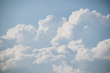 Nubes en cielo azul 