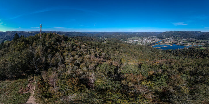 Monceaux sur Dordogne (Corrèze, France) - Vue aérienne panoramique depuis le Puy du Tour sur Argentat et la vallée de la Dordogne