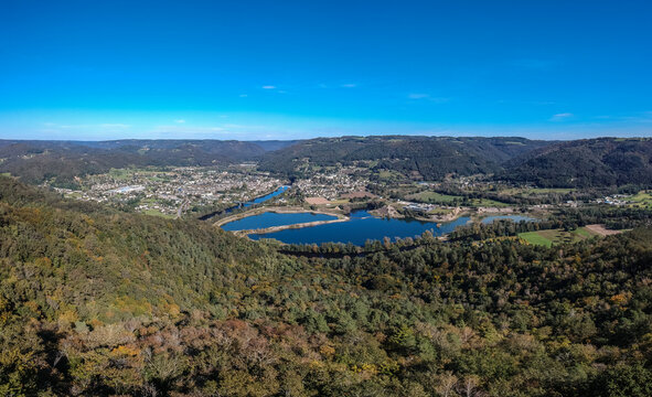 Monceaux sur Dordogne (Corrèze, France) - Vue aérienne panoramique depuis le Puy du Tour sur Argentat et la vallée de la Dordogne