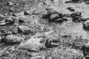 Rocas y agua en el rio blanco y negro 