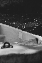 Barca y pala en el lago agua blanco y negro antiguo vintage  